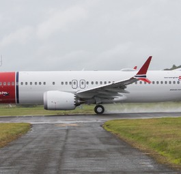 Der erste Ex-Max-Betreiber: Norwegian hat 18 Boeing 737 Max bekommen und hätte noch 92 weitere erhalten sollen. Doch die norwegische Fluggesellschaft kündigte zuerst eine Stornierung der offenen Orders an und <a href="https://www.aerotelegraph.com/norwegian-fliegt-nie-wieder-mit-boeing-737-max" target="_blank" rel="noopener">entschied dann, sich auch wieder von den bereits erhaltenen Fliegern zu trennen.</a>