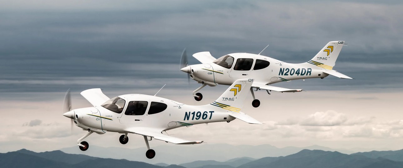 Zwei Cirrus Trac10 in der Luft: Das neue Trainingsflugzeug soll ab 2027 ausgeliefert werden.