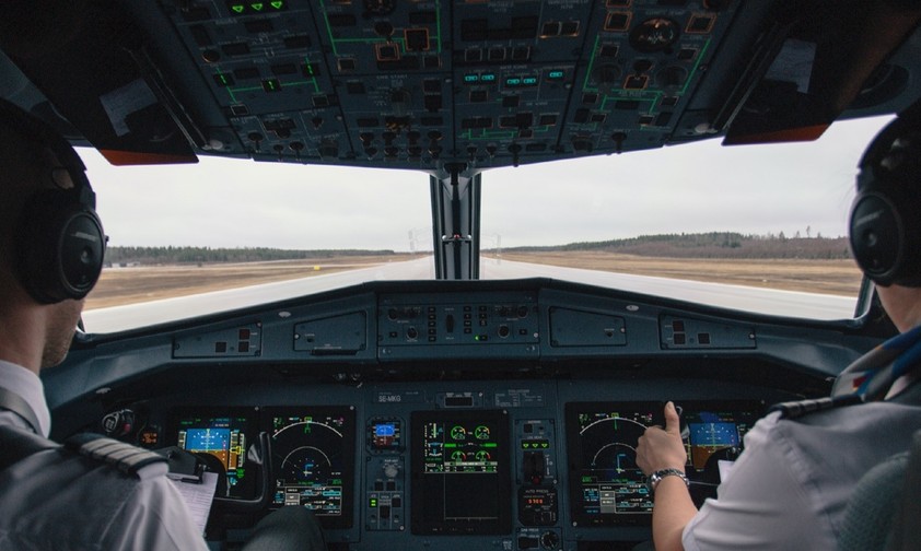 Piloten im Cockpit vor dem Start: Rufzeichen werden bei allen Funksprüchen genannt und helfen, die Flugzeuge am Himmel voneinander zu unterscheiden.