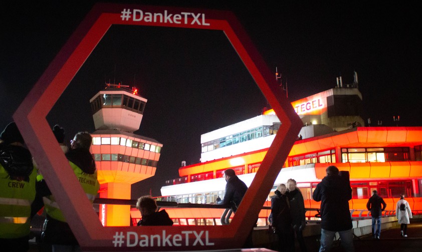 Besucherplattform in Berlin-Tegel: Am vorletzten Betriebstag durfte die Öffentlichkeit ein letztes Mal auf die Aussichtsplattform.