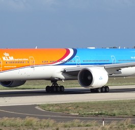 Die Boeing 777 mit dem Kennzeichen PH-BVA von KLM in ihrer neuen Lackierung mit dem Namen Orang Pride. Der Jet ...