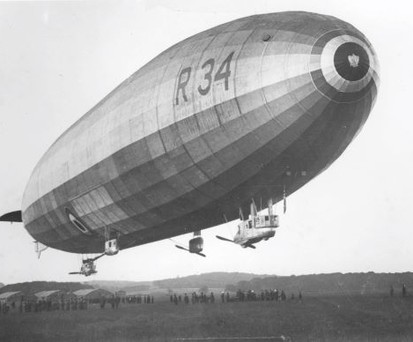 Luftschiff R34 mit EF Flugzeugschuppen im Hintergrund
