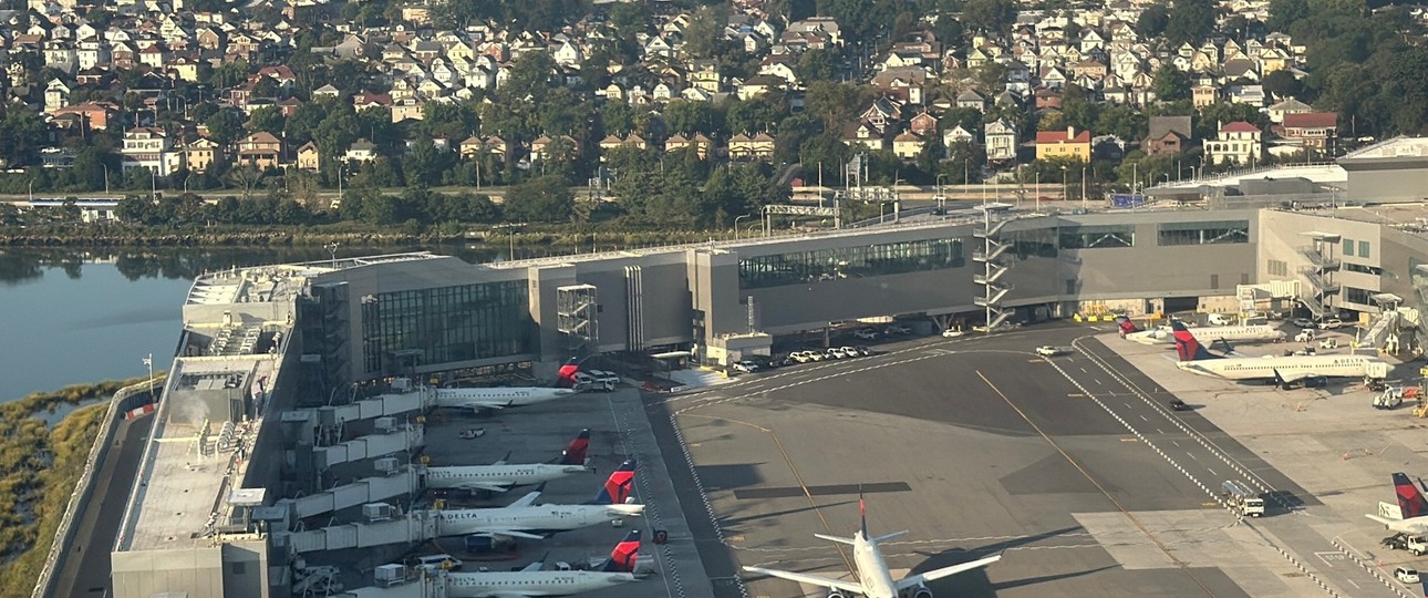 Delta-Flugzeuge am Flughafen LaGuardia: Kürzlich wurde vor Raketenwerfern gewarnt.