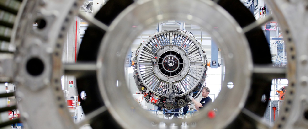 Wartung bei Lufthansa Technik: Das Unternehmen muss sparen.