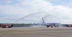 Willkommen in der Heimat: Die Boeing 737 von Corendon Airlines wird mit Wasserfontäne in Nürnberg begrüßt.