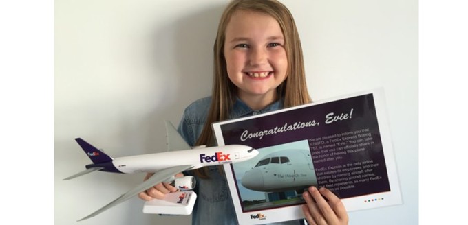 Auch Evie ist glücklich. Nach ihr getauft wurde die Boeing 757F mit dem Kennzeichen N789FD. Dass das Modell in ihren Händen eine Boeing 777F ist, tut überhaupt nichts zur Sache.
