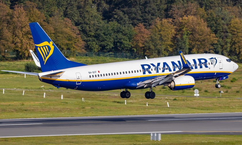 Ryanair Malta Air Boeing 737-800 Landung