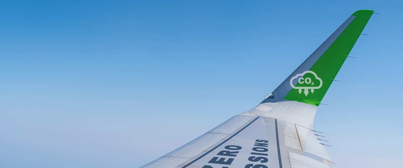 Tragfläche eines Flugzeugs: Die Luftfahrt will klimaneutral werden.