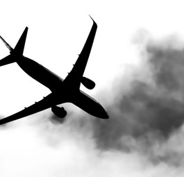 Flugzeug in den Wolken: DAs Risiko durch Turbulenzen steigt.