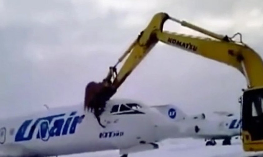 Hier wird ein Flugzeug mit dem Bagger geschreddert