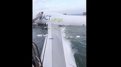 Die Boeing 747 F von Air ACT nach dem Unglück: Das Wrack liegt im Perlflussdelta.