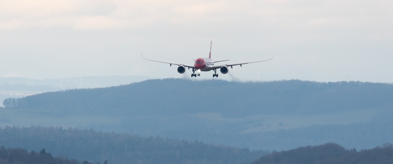 Der erste Airbus A350 von Edelweiss im Landeanflug ...