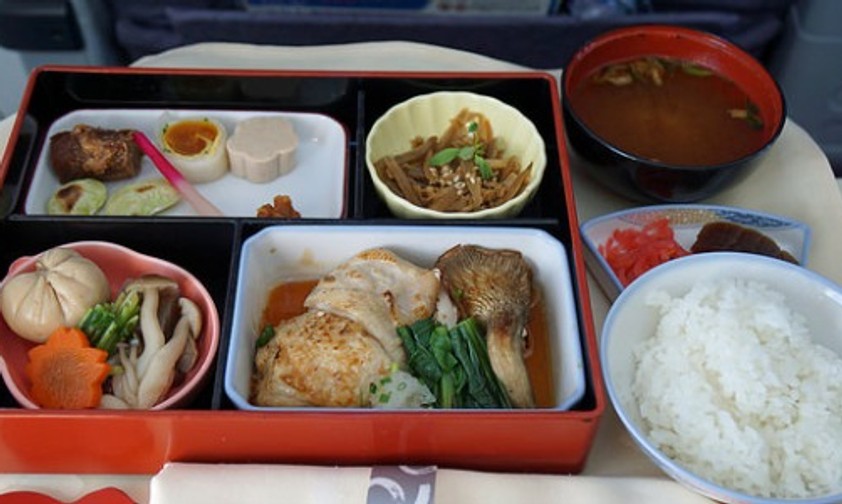 Eine so gesunde Bento-Box kommt sicher auf den ausklappbaren Tisch einer japanischen Airline, oder?