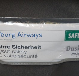 Sicherheitsanweisungen auf einer Dash 8-400 von Augsburg Airways: Neue Strecke.