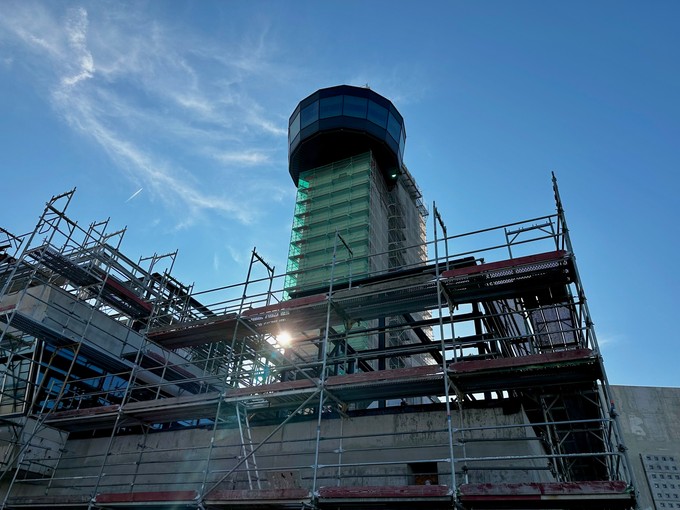 Der neue Kontrollturm zur Überwachung des Verkehrs rund ums Terminal.