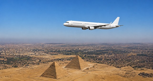 Airbus A321 über den Pyramiden: In Ägypten soll in diesem Jahr eine neue Airline an den Start gehen.