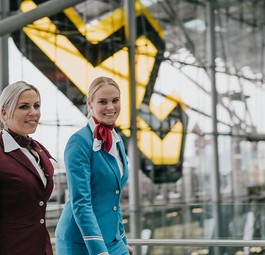 Flugbegleiterinnen von Germanwings (links) und Eurowings (rechts).