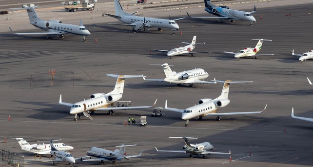 Businessjets und Kleinflugzeuge auf einem US-Airport: Der Haushaltsstreit hat jetzt auch Auswirkungen auf die Allgemeine- und Geschäftsluftfahrt.