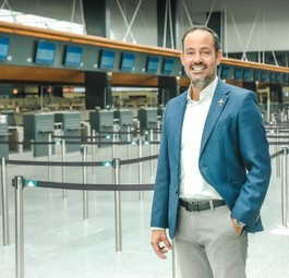 Mehdi Guenin, Head of Corporate Communications bei Helvetic Airways
