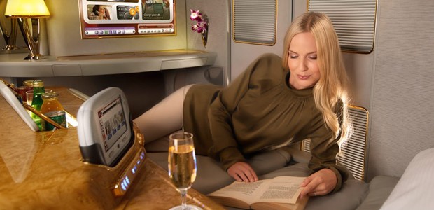 Exklusiv und mit Extra-Privatsphäre: Bei Emirates gibt es in der ersten Klasse Suiten mit Schiebetüren und ausklappbaren Betten.