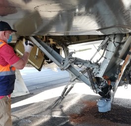 Landing gear of Boeing 767 collapses during landing