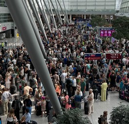 Flughafen Düsseldorf am Freitagmorgen: Betroffen und sehr voll.