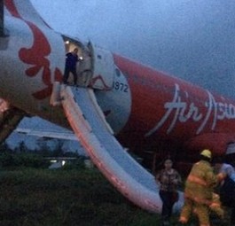 Air-Asia-Flieger: Passagiere mussten über die Notrutsche aussteigen.