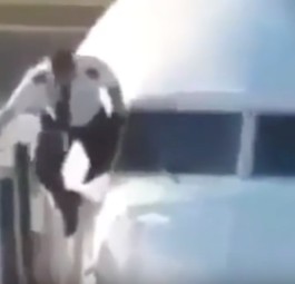 Pilot klettert durchs Fenster ins Flugzeug