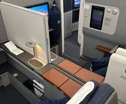 Acht Suites gibt es in der Business Class. Sie unterscheiden sich durch längere Betten, größere Bildschirme - und sie sind mit Türen verschließbar.