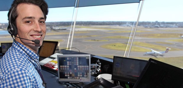 Fluglotse im Kontrollturm von Sydney: Engere Aufsicht von Flugzeugen.