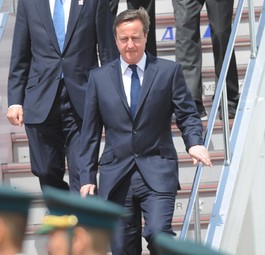 David Cameron bei der Ankunft am Flughafen in Tokio: Er reiste mit der 747 von Sonangol.