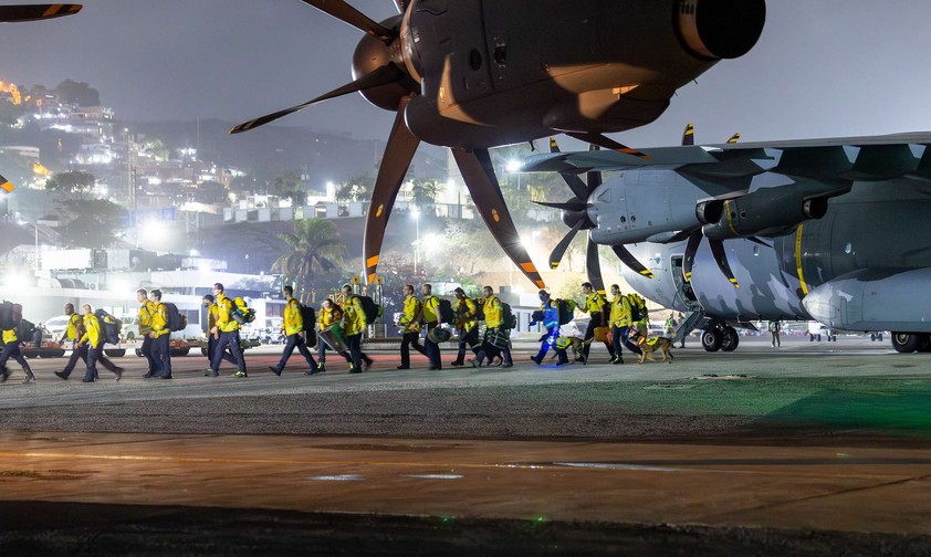 Ankunft mit dem Airbus A400 M in Venezuela: Hilfskräfte des THW mit Spürhunden gehen von Bord.