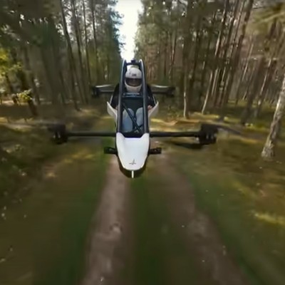 Jetson One im Flug: Inspiriert von Star Wars schwebt das elektrische Flugmotorrad über der Erde.