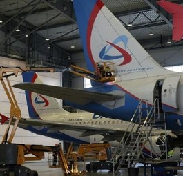 Flugzeuge in der Wartungshalle von Ural Airlines: Die Airline will die Lebenszyklen ihrer Flotte deutlich verlängern.