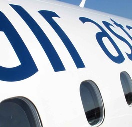 Schriftzug Air Astana auf einer Embraer: Die Airline setzt auf Wachstum.