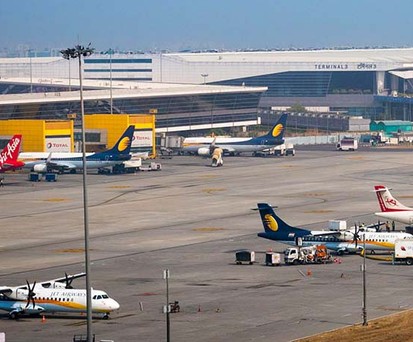 Flieger am Flughafen von Delhi: Indien verbietet Inlands- und Auslandsflüge.