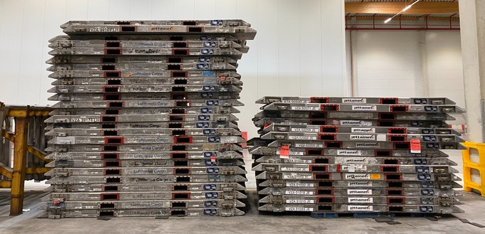 Neben Containern bietet Jettainern den Kunde auch Paletten.