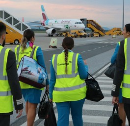 Stefan Beveridge ist am frühen Morgen mit seinen Kolleginnen und Kollegen unterwegs zum Flugzeug.