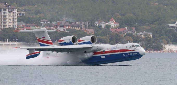 Die Beriev Be-200: Sie kann an Land und auf dem Wasser starten und ...