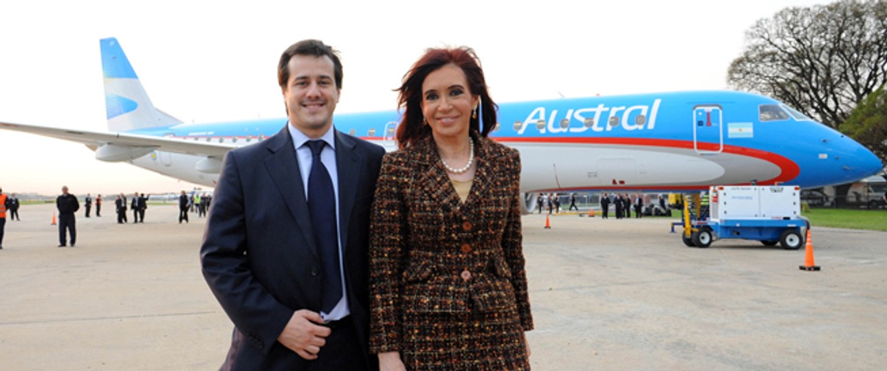 September 2010: Der damalige Aerolíneas-Präsident Mariano Recalde und Argentiniens damalige Präsidentin Cristina Fernández mit Australs erster Embraer 190.