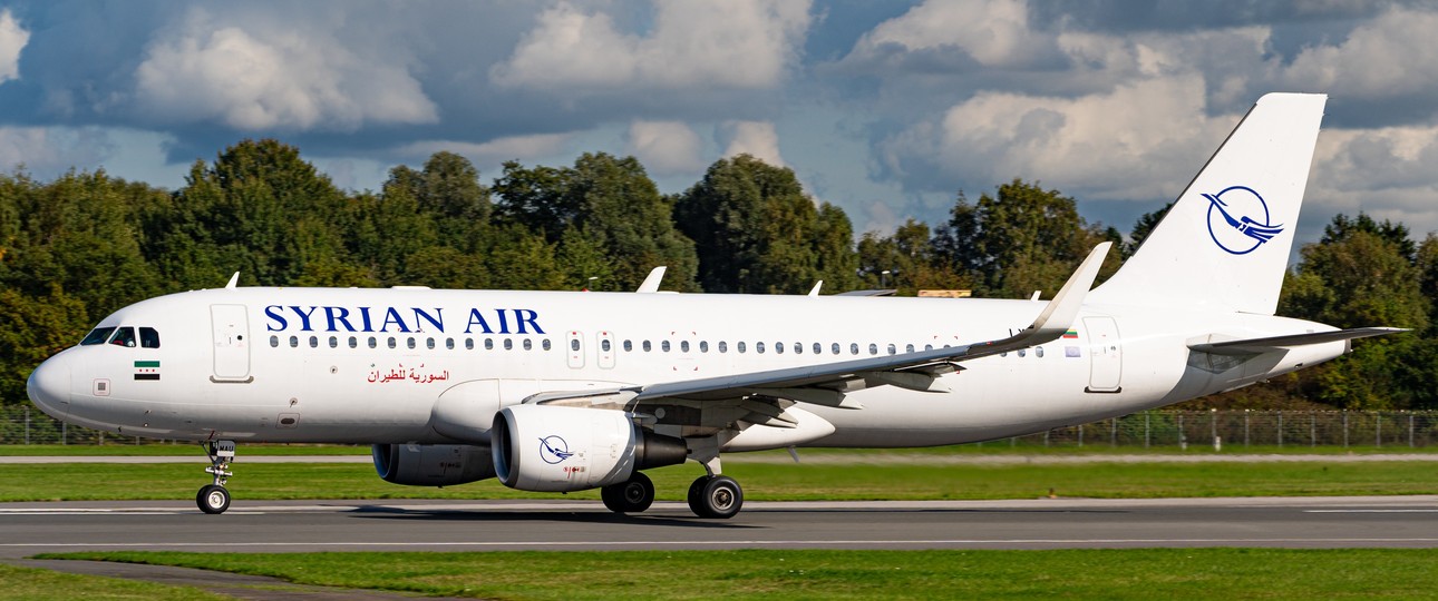 Der Airbus A320 mit der Kennung LY-MAU in Hamburg: Sprang kurzfristig bei Condor ein. 