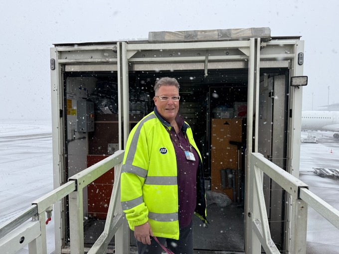 Claudia Sporn überprüft im Hebe-Lastwagen neben dem Flugzeug das Materiallager – bei Wind und Wetter.