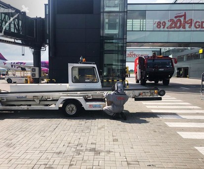 Ein Imker arbeitet am befallenen Schleppfahrzeug.