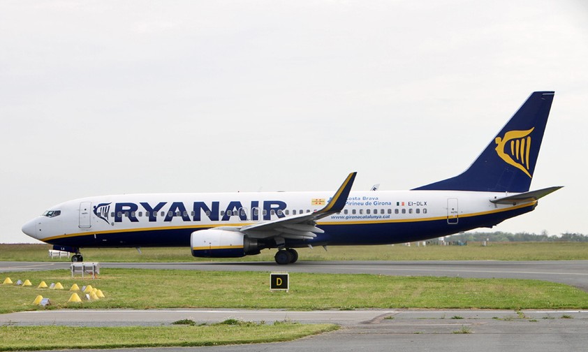 Eine Boeing 737-800 von Ryanair: Die Maschine mit der Kennung EI-DLX startete in Porto durch.