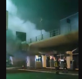 Rauch dringt aus dem Terminal: Ein Brand setzte dem Aeroporto di Catania zu.