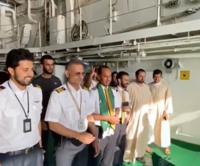 Das Personal von Saudi Arabaien Airlines an Bord eines Schiffes: Die Maschine wird im Sudan beschossen.
