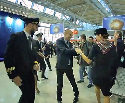 Tanzeinlage für verblüfften Dreamliner-Passagier