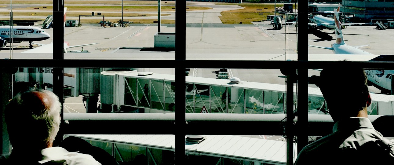 Männer am Flughafen: Sie machen die Mehrheit der Pöbel-Passagiere aus.