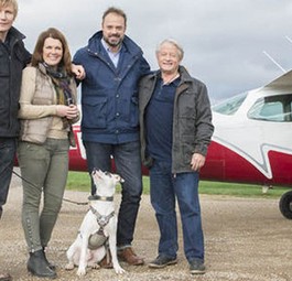 Filmcrew mit Hund: Schafft er es, ein Flugzeug zu steuern?