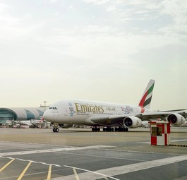 Airbus A380 von Emirates am Flughafen Dubai: Ein Superjumbo soll im Iran-Krieg bisher beschädigt worden sein.